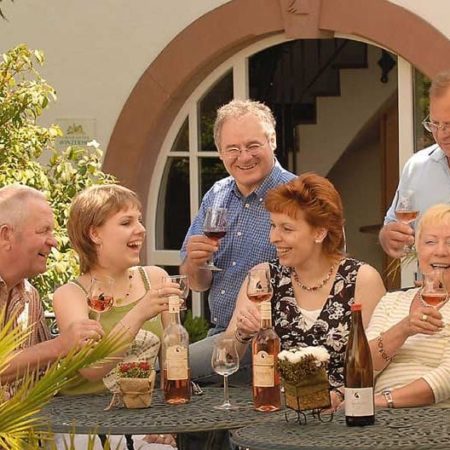 Fröhliche Weinprobe im Weingut "RAABE" in Sankt Martin