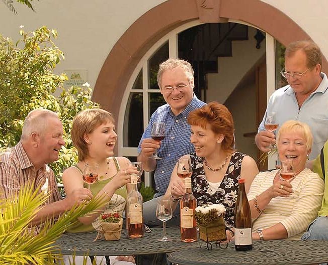 Fröhliche Weinprobe im Weingut "RAABE" in Sankt Martin