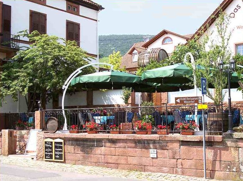 Außenansicht Weinlokal, Restaurant "Das Barrique-Gewölbe" in Sankt Martin in der Pfalz