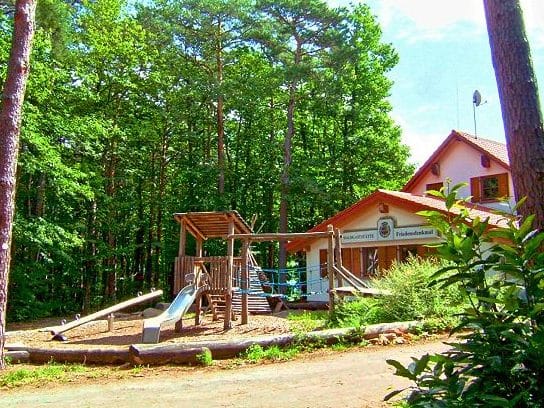 Spielplatz der Waldgaststätte “Friedensdenkmal“ bei Edenkoben