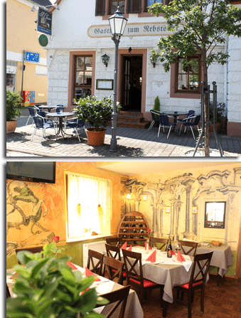 Gasthaus mit Außenbestuhlung und Pflanzen; Innenraum mit gedeckten Tischen, roten Servietten und Wandmalerei.