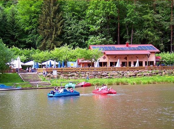 Tretbootfahren auf dem Paddelweiher an der "Paddelweiher-Hütte" in Hauenstein