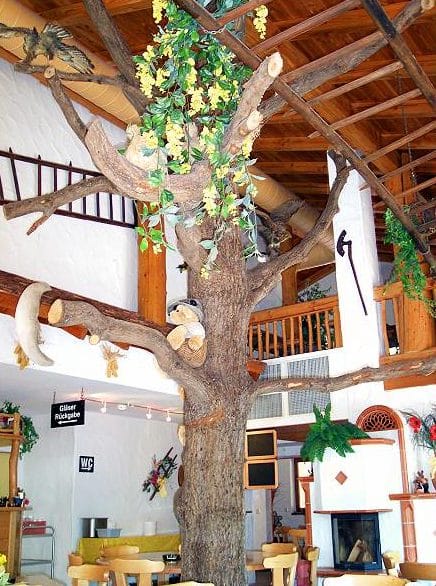 Der Gastraum in der "Paddelweiher Hütte" in Hauenstein