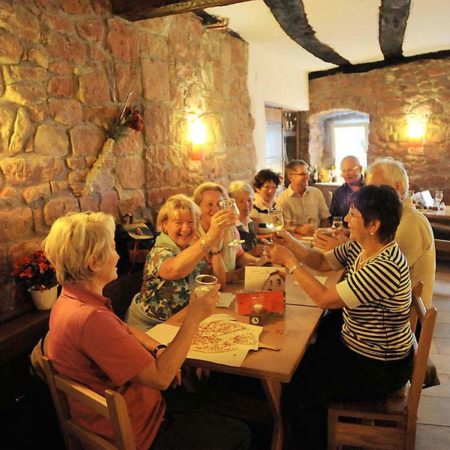 Original Pfälzer Straußwirtschaft "Alter Gutshof" des "Weingut RAABE" in Sankt Martin in der Pfalz