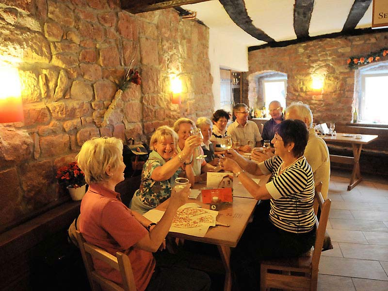 Original Pfälzer Straußwirtschaft "Alter Gutshof" des "Weingut RAABE" in Sankt Martin in der Pfalz