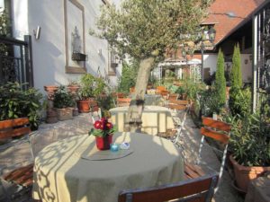 Gästehaus, Restaurant und Biergarten "Weisenheimer Hof" im Weingut Messer-Krämer in Weisenheim am Berg in der Pfalz