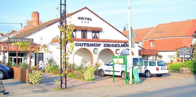 Hotel, Restaurant "Gutshof Ziegelhütte" in Edenkoben in der Pfalz