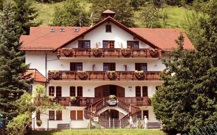 Hotel und Restaurant, Terrasse "Landhaus Sankt Laurentius" in Ramberg in der Pfalz