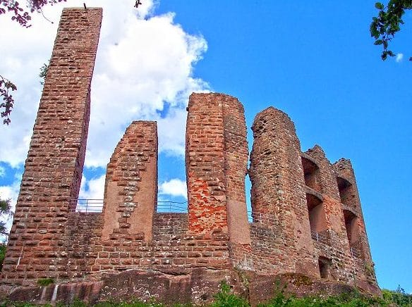 Die Ruine Ramburg bei Ramberg in der Pfalz