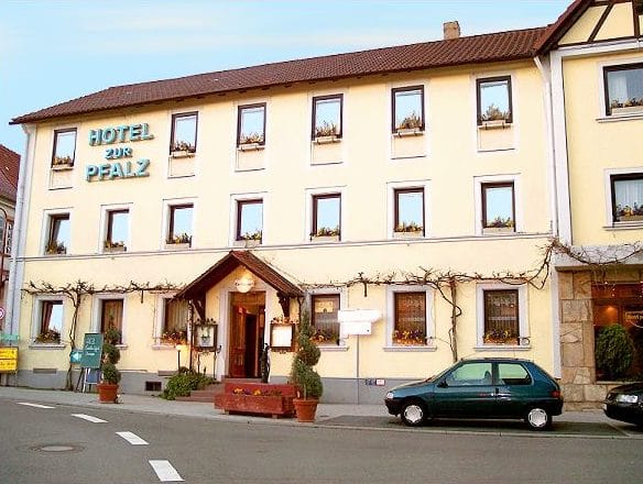 Hotel, Restaurant, Café, Gartenrestaurant "Zur Pfalz" in Kandel in der Pfalz