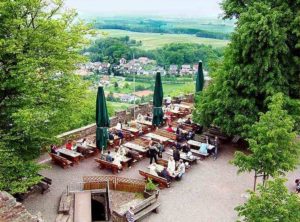 Die Terrasse der Burgschänke auf Burg Landeck