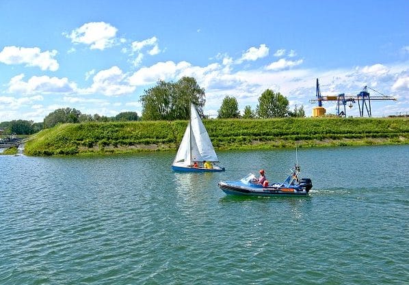 Das Rheinufer mit Hafen