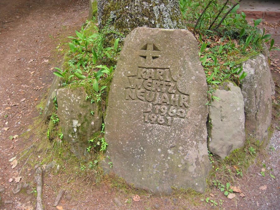 Ritterstein als Denkmal an den Wirt der Hellerhütte, der in der Silvesternacht 1960/61 brutal von der Kimmelbande erschossen wurde