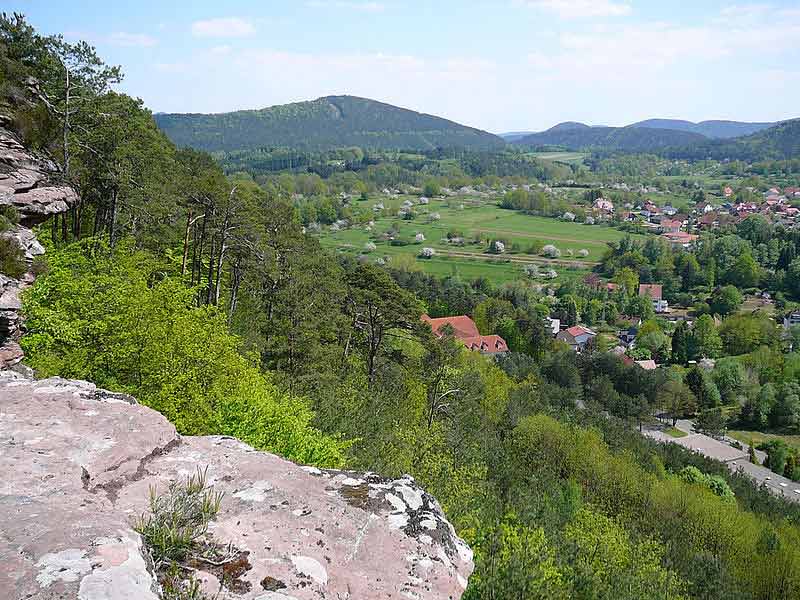 Hauenstein mit Blick auf den Nedingfelsen und Wasgau