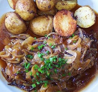 Das Rumpsteak mit Zwiebeln und Grillkartoffeln - "Paddelweiher-Hütte"