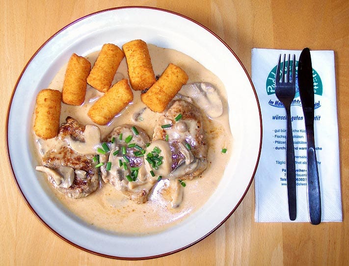 Die Schweinemedaillons mit Champignonrahmsauce und Kroketten - "Paddelweiher-Hütte"