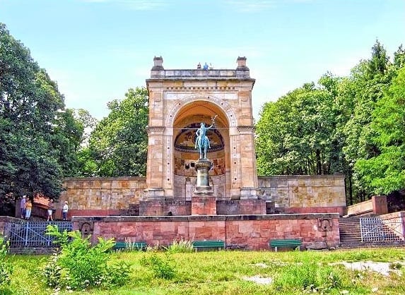 Das "Friedens- und Siegesdenkmal" bei Edenkoben