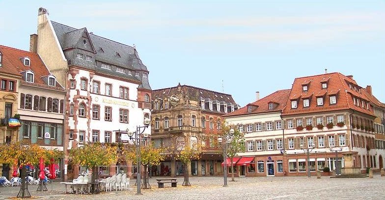 Historische Gebäude - Rathausplatz in Landau in der Pfalz