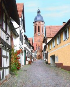 Kandel in der Pfalz (Turmgasse mit St. Georgsturm der evangelischer Kirche)