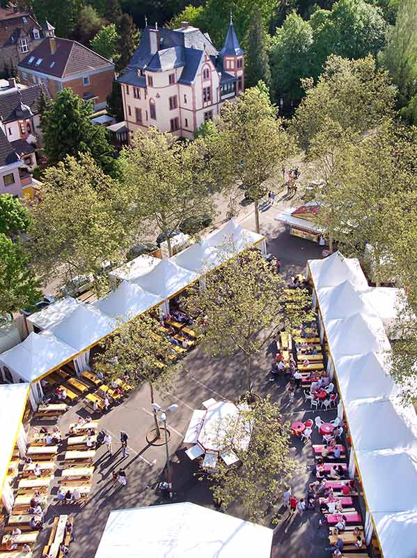 Das Weindorf auf dem Landauer Mai- / Herbstmarkt