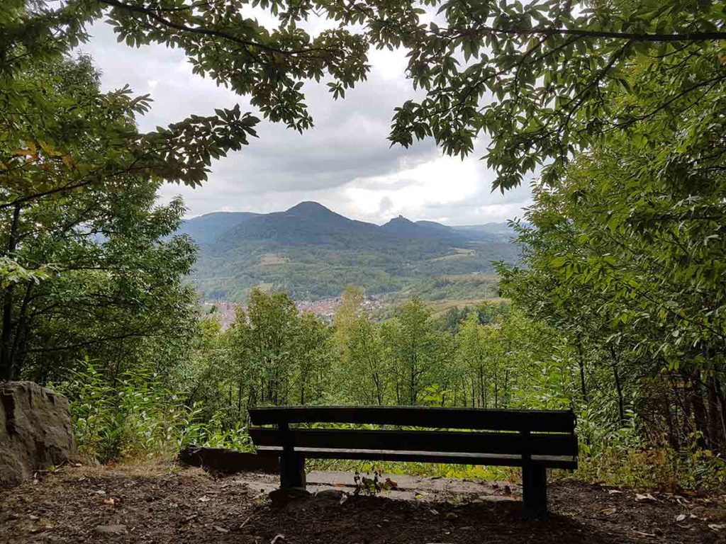 Blick über Albersweiler auf Burg Trifels