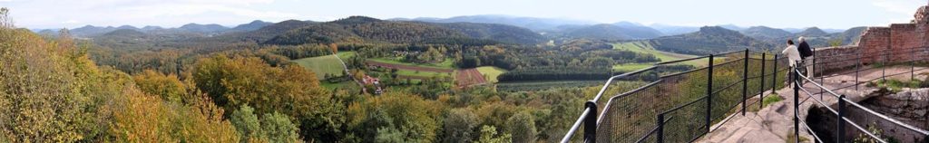 Der Blick von Burgruine Lindelbrunn bei Vorderweidenthal in der Pfalz