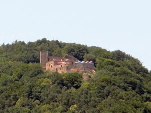 Die Rietburg mit Höhengaststätte über Rhodt in der Pfalz