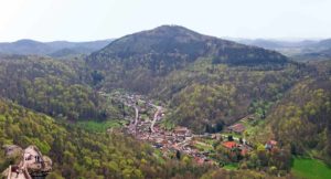 Annweiler-Bindersbach in der Pfalz - Blick vom Trifels über Bindersbach zum Rehberg