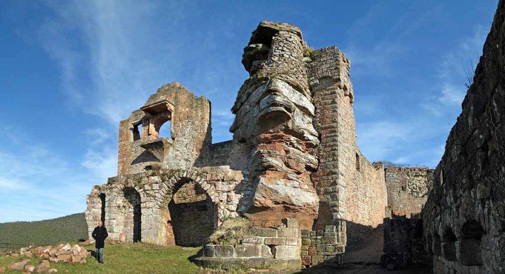 Burg Neuscharfeneck bei Dernbach und Ramberg im Pfälzerwald