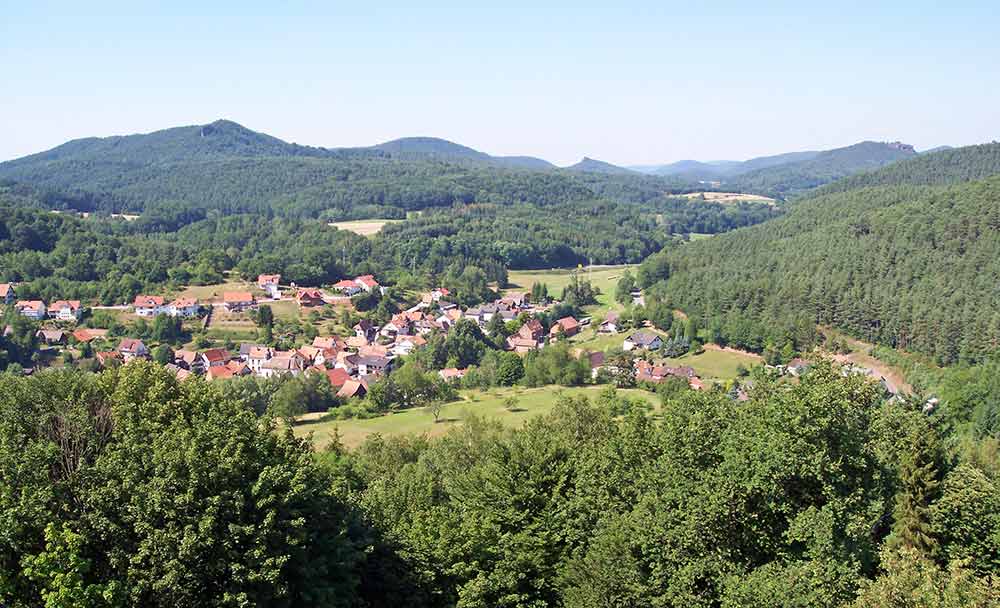 Blick von Burg Bewartstein über Erlenbach bei Dahn auf den Fels Buhlsteinpfeiler