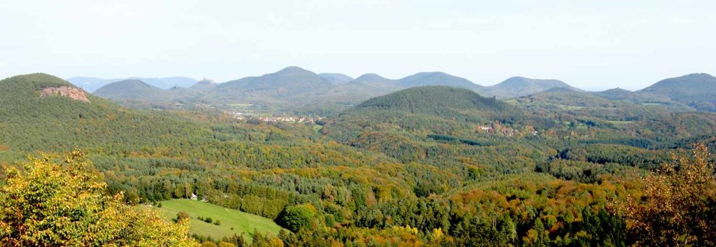 Blick von Ruine Lindelbrunn aus über Gossersweiler in der Pfalz auf Burg Trifels - links der Rötzenberg mit Rötzenfels - rechts Feriendorf Eichwald