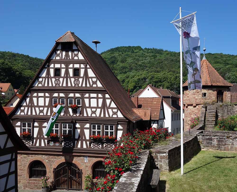 Das historische Dörrenbacher Rathaus im Renaissancestil (1590) zählt zu den schönsten Bauwerken der Pfalz.