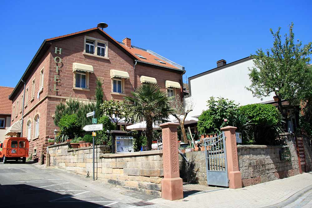 Restaurant, Hotel "Mandelhof" in Neustadt-Haardt an der Weinstraße