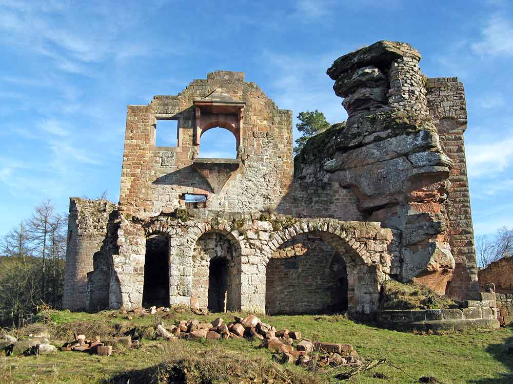 Burgruine Neuscharfeneck bei Dernbach und Ramberg