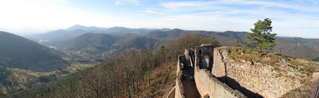 Panoramablick von Burg Neuscharfeneck auf Dernbach und Burgruine Ramburg