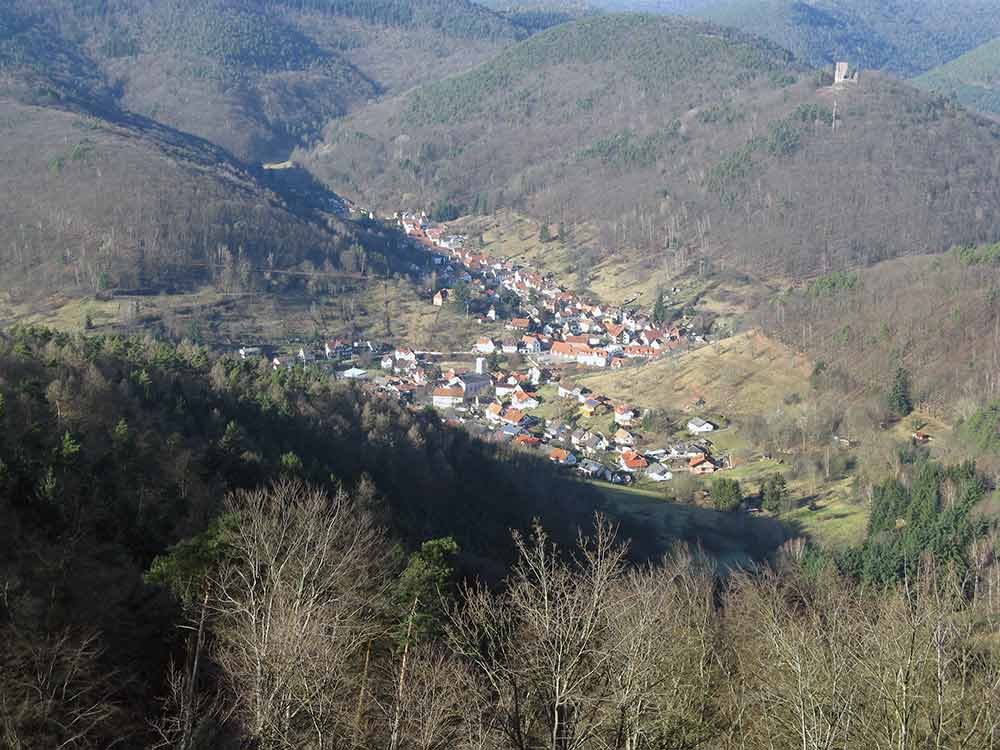 Blick von der Burgruine Neuscharfeneck über Ramberg mit Ramburg