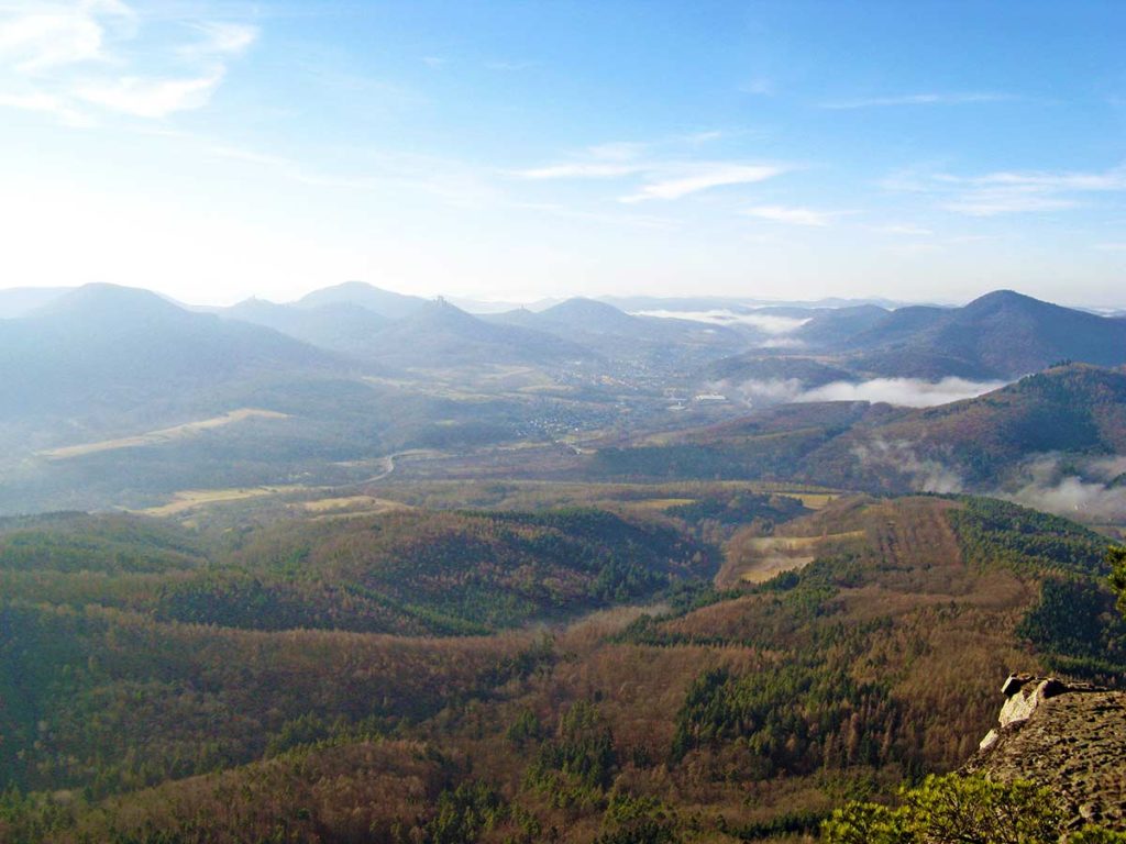 Blick über Annweiler am Trifels und den Wasgau von Burg Neuscharfeneck aus