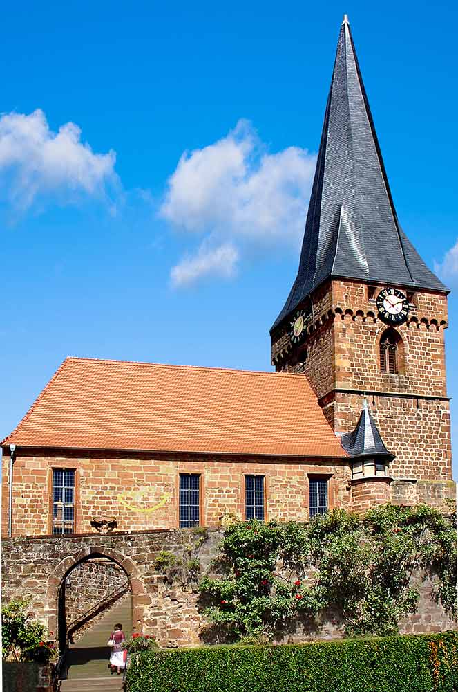 Die von Türmen und Mauern umgebene Wehrkirche in Dörrenbach stammt in ihren ältesten Teilen aus der Zeit um 1300.