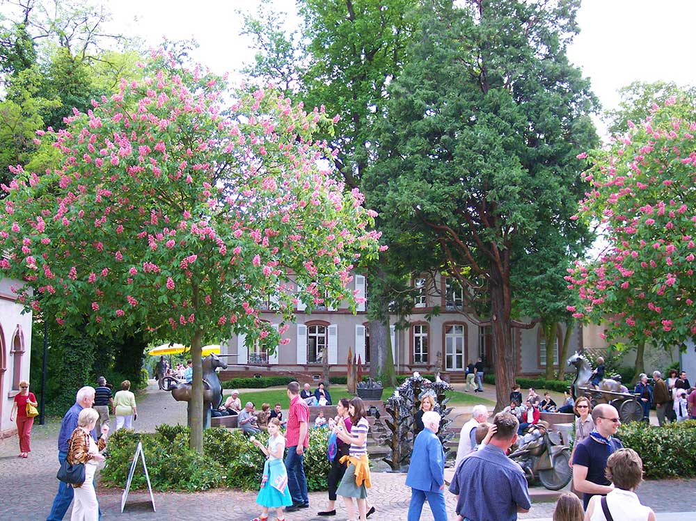 Herxheim bei Landau in der Pfalz - Villa Wieser mit Dorfbrunnen