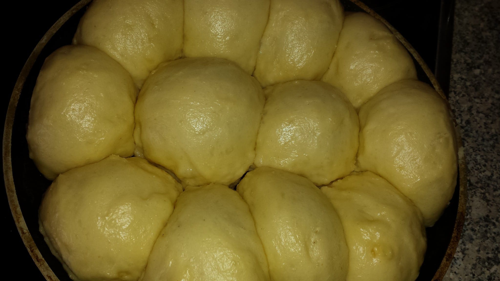 Pfälzer Dampfnudeln mit Weinsoße/ Woisoß | www.pfalz-info.com