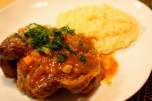 Ossobuco alla milanese: Ein typisches Gericht der Po-Ebene. Foto: Naotake Murayama