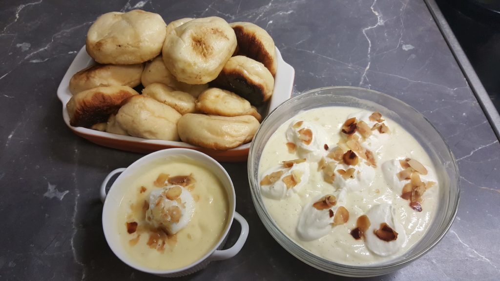 Pfälzer Dampfnudel mit Wein-und Vanillesoße