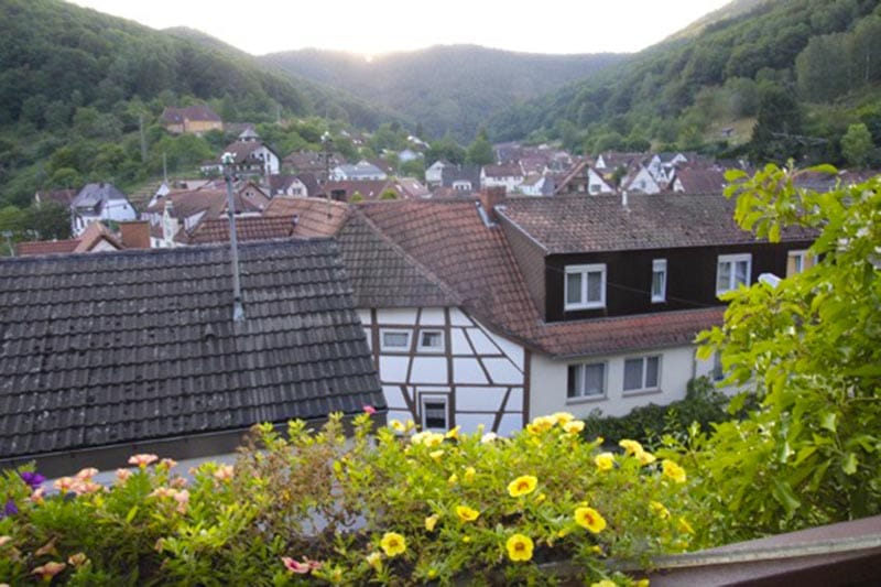 Blick auf Ramberg - Gasthaus, Metzgerei "Zum goldenen Lamm" & Hotel "Sonnenberg"