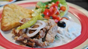 Griechisches Gyros mit Tzatziki, Oliven und Pepperoni