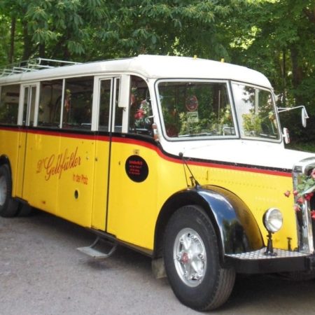 Oldtimerbus zur Mandelblüte in Edenkoben