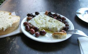 Griechischer Schafskäse (Feta) mit Oliven und Brot - Foto: "Frente"