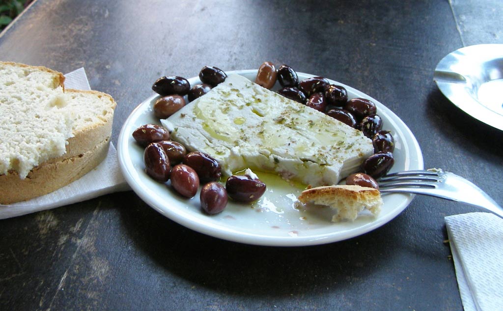Griechischer Schafskäse mit Oliven und Brot