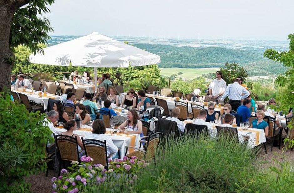 Terrasse mit sensationellem Weitblick - Restaurant “Landgasthof Pfalzblick“ in Dannenfels am Donnersberg