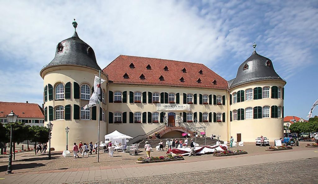 Rosenwochen: Rosenmarkt im Bad Bergzabener Schlosshof