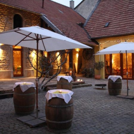 Bezaubernde Atmosphäre auf der Terrasse im Weingut am Maxbrunnen